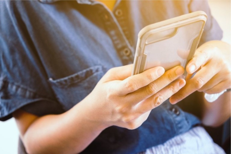 Smartphone use associated with unhealthy eating and overweight in teens
